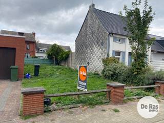 NIEUWERKERKEN - In een rustige deelgemeente van Aalst ligt deze compacte bouwgrond voor gesloten bebouwing, ideaal voor wie een betaalbare en doordachte woonoplossing zoekt. <br /><br />Alle plannen en de volledige stabiliteitsstudie zijn reeds uitgevoerd, waardoor je zonder zorgen kunt starten met bouwen. Het huidige ontwerp voorziet een praktische woning met twee slaapkamers, een heldere indeling en een optimale benutting van de beschikbare ruimte. Voor de deur is er parkeergelegenheid, terwijl zowel vooraan als achteraan een gezellig tuintje voorzien is. De straat zelf is bijzonder rustig, met weinig verkeer en een aangename woonomgeving, perfect voor wie houdt van privacy en een ontspannen leefritme. Deze bouwgrond vormt een mooie kans voor starters, investeerders of iedereen die een compacte, energiezuinige woning wil realiseren op een fijne locatie in Aalst.<br /><br />Graag méér info? Contacteer ons kantoor 053/606560
