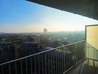 Appartement spacieux de 2 chambres situé près du Watersportbaan, entre le Watersportbaan et la Martelaarslaan. (PAS DE COHABITATION / PAS D'ÉTUDIANTS). L'appartement est situé au 14e étage et dispose de grandes baies vitrées, ce qui lui confère beaucoup de lumière et une vue imprenable sur Gand et les communes environnantes. Il se compose d'un hall d'entrée spacieux (7 m²), de toilettes séparées, d'un salon (33 m²), d'une cuisine partiellement équipée (8 m²) (cuisinière électrique et four, hotte aspirante, réfrigérateur/congélateur, emplacement pour lave-vaisselle, lave-linge, etc.) et d'un débarras pratique. En outre, une salle de bains rénovée avec douche à l'italienne et lavabo simple. Enfin, deux chambres spacieuses (chacune +/- 13 m²). Surface habitable totale : +/- 94 m². À noter également : 2 terrasses sur toute la largeur : une à l'avant, côté salon (est = soleil le matin et l'après-midi), une à l'arrière, côté chambres (ouest = soleil l'après-midi et le soir). Enfin : une cave privative et un garage privé (accès par la Jubileumlaan). Liaison facile avec le centre-ville, notamment par tram et bus à proximité immédiate. À quelques pas du centre-ville, à proximité des commerces (Delhaize, JBC, VandenBorre, etc.), du Watersportbaan, du Blaarmeersen (Bourgoyen). Via le périphérique ou Drongen : accès à l'E-40 et à l'E-17. HP : 975 € Supplément : AO + Avance chauffage, eau chaude et froide : 200 € / mois. Décompte à la fin de l'année. Électricité propre. Score EPC : 110 kWh UC 3665472-RES-1. Disponible : immédiatement. Contrat : courte durée ou longue durée.Traduit avec DeepL.com (version gratuite)