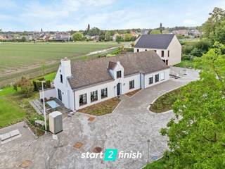 Op deze uiterst rustige ligging te Torhout vinden we deze charmante woning met prachtige vergezichten.🔹 GelijkvloersOp het gelijkvloers komen we...