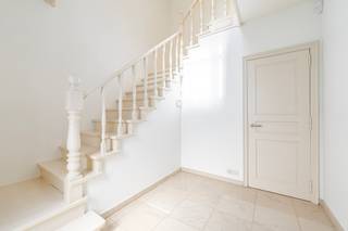 <p><strong>Energiezuinig wonen met ruimte, comfort en groen als absolute troeven</strong></p>

<p>Bij het binnenkomen valt meteen de functionele indeling op. Met drie slaapkamers is er voldoende ruimte voor het hele gezin. Eén van de kamers kan bovendien perfect ingericht worden als thuiswerkplek, hobbyruimte of logeerkamer. De ruime garage biedt plaats aan een wagen en zorgt daarnaast voor extra bergruimte.</p>

<p>Ook op energetisch vlak heeft deze woning heel wat te bieden. Dankzij de zonnepanelen en het <strong>EPC-label A</strong> woont u hier bijzonder energiezuinig. De woning beschikt bovendien over een <strong>warmtepomp met vijf airco-units</strong>: één in elke slaapkamer en twee in de leefruimte. Zo geniet u het hele jaar door van een aangenaam binnenklimaat. De <strong>elektrische vloerverwarming</strong> zorgt aanvullend voor een comfortabele en gelijkmatige warmteverdeling.</p>

<p>Een absolute troef is de <strong>prachtig onderhouden tuin</strong>. Deze groene buitenruimte vormt een heerlijke plek om te ontspannen, te genieten van zonnige dagen of gezellig samen te zijn met familie en vrienden. De verzorgde aanleg zorgt voor een rustige en aangename sfeer.</p>

<p>Deze woning combineert ruimte, comfort en energiezuinigheid met een grote garage en een prachtige tuin.</p>

<p><strong>Belangrijk: de woning wordt uitsluitend tijdelijk verhuurd, met een maximale huurtermijn van één jaar.</strong> Dit maakt haar bijzonder geschikt voor wie tijdelijk een kwalitatieve en volledig uitgeruste thuis zoekt.</p>

<p>Klaar om maximaal één jaar van te genieten. <strong>Interesse? Plan dan snel uw bezoek.</strong></p>