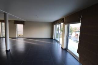 Indeling:1ste verdieping: Inkomhal, toiletruimte met handenwasser, badkamer voorzien van dubbel badkamermeubel, ligbad, douche en toilet, 2...