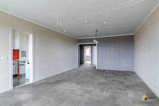 <p><span>Appartement rénové (95 m²) avec 2 chambres et terrasse (10 m²) à Borgerhout.</span></p><p><span>Vivre à Plantin et Moretuslei, c'est profiter du meilleur des deux mondes : l'atmosphère animée et les commerces de proximité de Borgerhout d'une part, et l'hospitalité chaleureuse et le charme de Zurenborg d'autre part. Grâce à sa situation centrale, vous pouvez facilement accéder au centre-ville, à l'autoroute et aux différentes routes de liaison. La gare centrale, la gare de Berchem et de nombreuses options de transport public sont également à proximité.</span></p><p><span>L'appartement se trouve au douzième étage d'un immeuble bien entretenu de treize étages, dont le toit a été isolé en conséquence. Les frais fixes s'élèvent à €300/mois et comprennent l'eau et le chauffage au gaz. Bien que l'appartement ait besoin d'être rafraîchi, il offre un énorme potentiel grâce à son agencement pratique et à ses vues impressionnantes.</span></p><p><span>Vous entrez dans le hall d'entrée ouvert avec une armoire pratique. En face se trouve le salon lumineux de 33 m², suivi de la cuisine séparée de 8 m², équipée d'appareils électroménagers de base. Par une porte coulissante, vous avez accès à la terrasse de 10 m² orientée au sud, d'où vous bénéficiez d'une belle vue panoramique sur la ville et ses environs.</span></p><p><span>La salle de bains (6 m²), équipée d'une baignoire/douche et d'un double lavabo, est au cœur de l'appartement. Les toilettes sont séparées. Les deux chambres de 13 m² et 17 m² sont situées à l'arrière du bâtiment.</span></p><p><span>Vous êtes à la recherche d'un appartement abordable avec beaucoup de potentiel ? Ne manquez pas cette opportunité ! Surface utilep. 95 m² – ref : surface brutep. Certificat EPC. Pour plus d'informations ou une estimation gratuite visitez </span><span><span>www.hansimmo.be</span></span></p><p><span> </span></p>