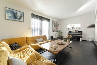 Voor meer info en foto’s, surf naar www.swevers.be – Deze open bebouwing in Zonhoven, gebouwd in 2005 en tussen 2021 en 2025 grondig...