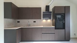 <p>Opgelet: bij interesse gelieve ons via dit zoekertje te contacteren in plaats van te telefoneren. Dankjewel!<br /><br />Ontdek deze stijlvolle en gloednieuwe nieuwbouwstudio met één slaapkamer, gelegen op de derde verdieping van een modern gebouw (geen lift). Je geniet hier van alle hedendaagse comfort en hoogwaardige afwerking. <span>Zo is de de open keuken voorzien van een elektrische kookplaat, koelkast, vaatwasser, oven en microgolfoven.</span> De mezzanine kan als slaapruimte worden ingericht. En op het gezellig ingesloten terrasje kom je helemaal tot rust. Toch liever buiten vertoeven? In de onmiddellijke omgeving vind je tal van leuke cafeetjes, eetgelegenheden met keukens uit alle hoeken van de wereld en talrijke winkels op de nabijgelegen Meir. Dankzij de centrale ligging zit je qua mobiliteit goed. Zowel trein, metro, bus als de Velo-fiets brengen je moeiteloos en snel naar al je bestemmingen in en rond de stad. Kortom, de perfecte combinatie van trendy nieuwbouw, ultiem comfort en een bruisende stadsligging.</p>

<h2><strong><span>EXTRA INFO</span></strong></h2>

<p><span>Beschikbaar: onmiddellijk.<br />Maximum aantal personen: 2.<br />Aparte elektriciteits-, water- en gasmeter.<br />Aansluiting voor wasmachine en droogkast aanwezig.<br />35 euro maandelijkse kosten.</span><br /><span>3 maanden waarborg.<br />210 euro voor de plaatsbeschrijving.</span></p>

<p> </p>