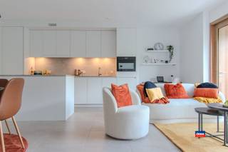 <p><span>WILRIJK | PRACHTIG NIEUWBOUW APPARTEMENT MET TWEE SLAAPKAMERS, GROOT TERRAS EN AUTOSTAANPLAATS IN HET NIEUWE PRESTIGIEUZE PROJECT 'TUIN VAN EDEN' | </span></p><p><span>EPC A | </span></p><p><span>Indeling als volgt: inkomhal met veiligheidsdeur en vestiaire (ingebouwde kasten) - apart toilet - woonkamer/eetkamer met open, geïnstalleerde keuken - terras (6,7m²) met bergruimte - twee slaapkamers (11,5m² en 10m²) - badkamer met inloopdouche, lavabo en toilet - berging/wasplaats.</span></p><p><span>De maandelijkse kosten (verwarming, syndicus, blokpolis, lift, onderhoud, minuterie,...) bedragen 235 EUR voor het appartement en 17 EUR voor de autostaanplaats. </span></p><p><span> </span></p><p><span>Extra troeven:</span></p><ul><li><span>Lichtrijk appartement met een groot terras op een toplocatie in het hart van Wilrijk, aansluitend aan het Park van Eden (uitgestrekt landschap-en beleefpark waarvan een deel is voorbehouden als beschermd natuurgebied) </span></li><li><span>Een oase van rust, en toch handig centraal gelegen in Wilrijk, op wandelafstand van winkels, openbaar vervoer, horeca en diensten, en met een zeer vlotte bereikbaarheid naar Antwerpen, Brussel en Zaventem</span></li><li><span>Het appartement zelf is afgewerkt met hoogwaardig materiaal en heeft een premium keuken (ILWA) en op maat gemaakte ingebouwde kasten/meubels (Camber) </span></li><li><span>Vloerverwarming - uitgerust met meest duurzame en energiezuinige warmte-en koelsysteem op de markt (waarbij de koeling kosteloos is!)</span></li><li><span>Zonnepaneel van 420W</span></li><li><span>Inclusief gemeenschappelijke fietsenstalling </span></li><li><span>Inclusief privatieve ondergrondse autostaanplaats, gelegen vlakbij de lift!</span></li></ul><p><span> </span></p><p><span> </span></p>