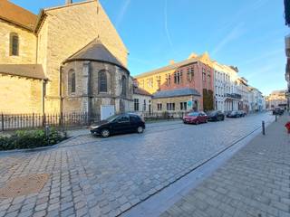 <p><strong>Recht tegenover de Sint-Gummaruskerk, op één van de meest gegeerde locaties van Lier, vindt u dit veelzijdige opbrengstpand. Een unieke combinatie van een commerciële gelijkvloerse ruimte en twee afzonderlijke woonentiteiten, midden in het historische en bruisende stadscentrum.</strong></p><p></p><p><strong>Commerciële toplocatie</strong></p><p>De handelsruimte op het gelijkvloers geniet van maximale visibiliteit dankzij de grote raampartijen en de constante passage. Met zijn uitstekende bereikbaarheid biedt dit eigendom een ideale locatie voor een winkel, kantoor, showroom of de uitoefening van een vrij beroep.</p><p> </p><p><strong>Centraal wonen, alles binnen handbereik</strong></p><p>Op de eerste verdieping bevindt zich een lichtrijk appartement met één slaapkamer. Een aangename woonunit die perfect geschikt is voor eigen bewoning of als investering.</p><p>De bovenste verdieping omvat een ruime duplex met twee slaapkamers. Dankzij de open leefruimte en de praktische indeling biedt deze woonunit alle comfort voor koppels of kleine gezinnen.</p><p> </p><p><strong>Van potentieel naar parel</strong></p><p>Het iconische uitzicht op de Sint-Gummaruskerk? Dat is er al!</p><p>De toekomstplannen voor dit eigendom? Daarin ben je nog vrij. Beide woonunits kunnen opfrissing of renovatie gebruiken, wat jou de kans biedt om alles 100% naar eigen smaak af te werken.</p><p> </p><p><strong>Een pand met tal van mogelijkheden</strong></p><p>Dankzij de ligging in een levendige, toeristische en commerciële omgeving, is dit eigendom bijzonder interessant als opbrengsteigendom of voor wie wonen &amp; werken wil combineren.</p><p>Een eigendom met karakter, zichtbaarheid en een uitzonderlijk investeringspotentieel op een locatie die zelden beschikbaar komt.</p><p> </p><p>Sta je te poppelen om plannen omzetten in daden? Lier@ugly.be.</p>