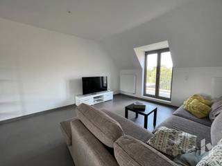 Zeer ruim duplexappartement met lichtrijke leefruimte, 3 slaapkamers, 2 mooie terrassen en ondergrondse parking met kelderberging in het centrum van Lommel.<br /><br /><strong>INDELING:</strong><br />Kelder: parking, berging<br />2de verdiep: inkomhal, toilet, woonkamer, keuken, wasplaats, slaapkamer, 2 terrassen<br />3de verdiep: nachthal, 2 slaapkamers, badkamer <br /><br /><strong>BIJZONDERHEDEN:</strong><br />- Gemeenschappelijke kosten : € 100/maand<br />- Beschikbaar vanaf 1 januari 2027 <br /><br /><span>Indien u een bezichtiging wenst, gelieve u hieronder kandidaat te stellen.</span><br /><span>Zodra een bezichtiging mogelijk is, zullen we u contacteren voor een afspraak.<br /><br />Door de grote toestroom van huuraanvragen, zijn we niet in de mogelijkheid iedereen persoonlijk te beantwoorden, indien u binnen 10 dagen geen reactie van ons heeft ontvangen, komt u niet in aanmerking voor dit pand.<br /><br /></span>