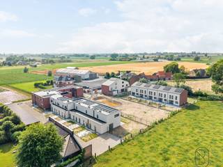 Energiezuinig nieuwbouwproject in landelijk gebied, 6% BTW!Ontdek dit kleinschalige nieuwbouwproject in het rustige en landelijke Bavikhove gelegen lanfs de Eerste Aardstraat, waar hedendaags wooncomfort en een aangename ligging perfect samengaan. Deze energiezuinige woningen zijn afgewerkt met kwalitatieve materialen en voorzien van de nieuwste technieken, wat garant staat voor een lage energiefactuur en optimaal wooncomfort.Elke woning beschikt over een ruime en lichtrijke leefruimte, een volledig geïnstalleerde keuken, een stijlvolle badkamer en 3 volwaardige slaapkamers. Dankzij de doordachte indeling en kwalitatieve afwerking zijn de woningen volledig instapklaar.Bovendien geniet u, indien u aan de voorwaarden voldoet, van het verlaagde btw-tarief van slechts 6%, wat deze woningen extra interessant maakt.Troeven:- Landelijke en rustige ligging in Bavikhove- Energiezuinige nieuwbouwwoningen- 3 volwaardige slaapkamers- Ruime, lichtrijke leefruimte- Volledig geïnstalleerde keuken en badkamer- Kwalitatieve afwerkingAankoop mogelijk aan 6% btw (onder voorwaarden)Interesse? Contacteer ons vrijblijvend voor meer informatie of een afspraak.