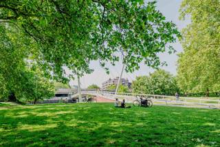 Op zoek naar een ruime, energiezuinige woning op een uitstekende locatie? 

Deze instapklare woning ligt op een boogscheut van het stadscentrum en is daarnaast bijzonder goed gelegen naast het Keizerpark langs de charmante Edward Pynaertkaai.

Alle nodige voorzieningen zoals winkels, apotheek, scholen, horeca en openbaar vervoer bevinden zich vlak om de hoek. Verder is de ligging naast het op en afrittencomplex E17-E40/Ring Gent bijzonder gunstig voor wie vaak de auto moet nemen.

De woning beschikt over vier volwaardige slaapkamers, een lichtrijke leefruimte met grote raampartijen en een open, volledig uitgeruste keuken die naadloos aansluit op de eetplaats. Dankzij de grote ramen geniet u de hele dag van een aangename lichtinval. Achteraan bevindt zich een gezellig terras, ideaal om rustig te genieten van een koffie of een zomerse avond.

Praktisch comfort is eveneens aanwezig met een kelder en een aparte wasruimte, waardoor u over heel wat extra bergruimte beschikt.

Interessant:
De benedenverdieping bestaat uit één ruime slaapkamer/bureau en een wasruimte die kan omgevormd worden tot een tweede badkamer. Wat de woning extra potentieel geeft naar cohousing toe voor jong professionelen of studenten.

Ook op technisch vlak scoort deze woning uitstekend met een EPC label B en een conforme elektrische installatie.

Vrij bij akte
