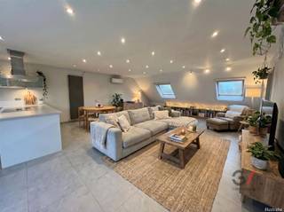 <p>Dit charmante 1-slaapkamerappartement van 133m² is gelegen aan de <span>Eduard Robeynslaan</span> te <span>Diest</span>, een straat met een vlotte verbinding naar het centrum van de stad.</p><p>Het appartement beschikt over een lichtrijke leefruimte die voldoende plaats biedt voor een gezellige zithoek en eethoek. Aansluitend bevindt zich het zonnige terras, gericht op het zuidwesten, waar je in alle rust kan genieten van de namiddag- en avondzon. De volwaardige slaapkamer biedt voldoende slaapcomfort en privacy. Verder zorgt de aparte, private ingang voor een aangename woonervaring.</p><p>De ligging is een absolute troef: winkels, supermarkten, scholen, openbaar vervoer en het station van Diest bevinden zich op korte afstand. Voor wie houdt van natuur en ontspanning liggen het <span>Webbekoms Broek</span>, wandel- en fietsroutes en groene zones in de nabije omgeving. Bovendien zijn de belangrijke invalswegen richting Leuven, Hasselt en Brussel vlot bereikbaar.</p><p>Daarnaast is dit appartement ook interessant als investering en behaalt het een aantrekkelijk rendement van 2,7%.</p><p>Zie jij jezelf hier al wonen of investeren? Neem dan snel contact op met Lauren van <span>Gilles Vastgoed</span> via 0468/367 951 of e-mail haar via lauren@gillesvastgoed.be</p>