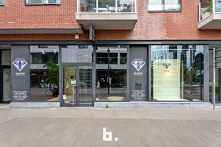 Ontdek deze unieke commerciële kans in het bruisende winkelcentrum van Roeselare!Deze ruime handelsruimte van 273 m², gebouwd in 2008, bevindt zich...