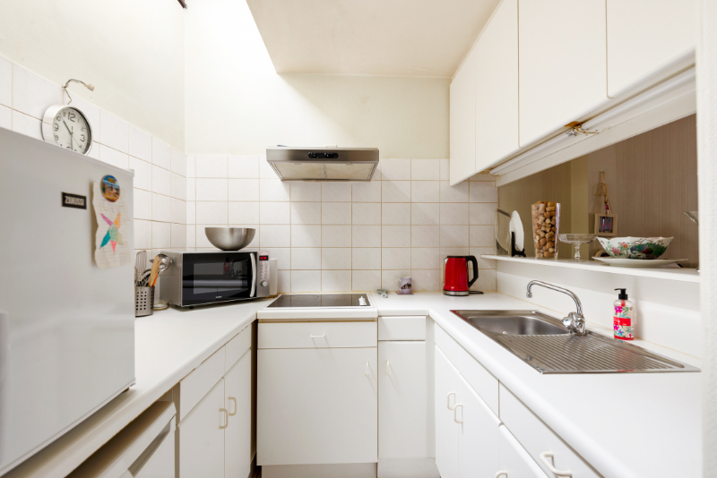 Centraal gelegen opbrengsteigendom met kantoorruimte en 2 bovenliggende appartementen - foto 3