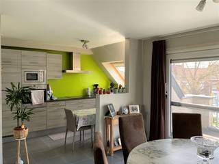 <p><span>Modern appartement te huur in Vichte 775/maand + 50 syndic</span></p><p><span>Dit instapklare appartement van 85 m² bevindt zich in een recent gebouw op een uitstekende locatie in Vichte. De leefruimte is lichtrijk en geeft toegang tot een aangenaam balkon, terwijl de moderne gesloten keuken volledig is uitgerust met ingebouwde toestellen. Het appartement beschikt over twee comfortabele slaapkamers, waarvan één met dakraam, en een volledig afgewerkte badkamer met zowel inloopdouche als bad.</span></p><p><span>Daarnaast is er een praktische berging met aansluiting voor wasmachine en een private garage inbegrepen. Het gebouw is modern en goed onderhouden, en ligt vlakbij winkels, openbaar vervoer en andere voorzieningen. Dit is een ideale woonplek voor wie houdt van comfortabel en functioneel wonen in een centrale omgeving.</span></p><p><span>Huurprijs:</span><span> 775 per maand<br /></span><span>Syndic:</span><span> 50 per maand</span></p>