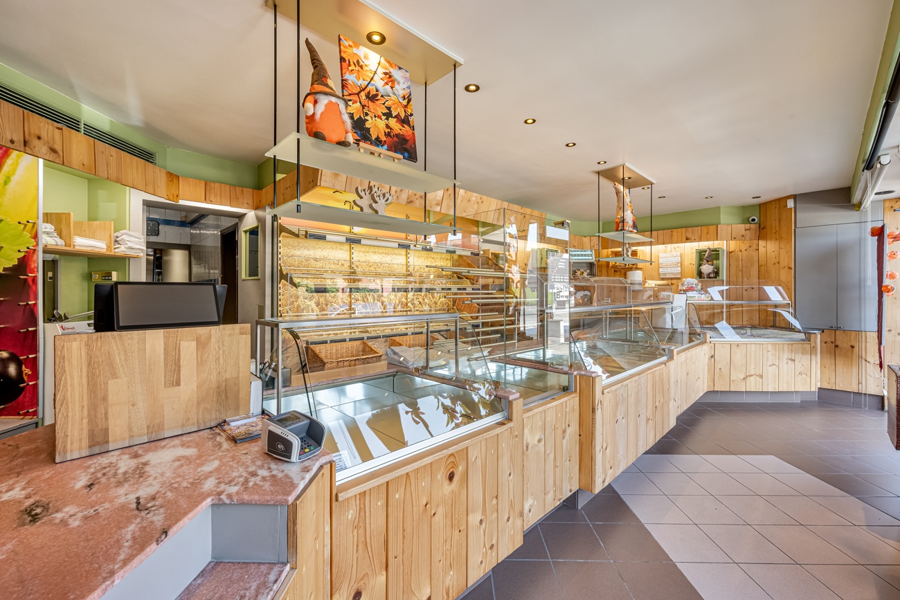 Strategisch gelegen handelspand met winkelruimte (bakkerij) met inpandige garage, grote werkruimte (ca. 145m²) en aangename tuin met open zicht in Ertvelde! - foto 3
