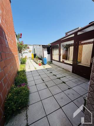 Volledig te renoveren woning, met zij-ingang (troef!), op een perceel van 115m2 in het centrum van Duffel, op wandelafstand van winkels, scholen...