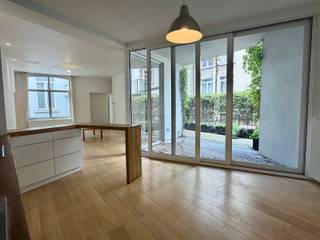 <p>Ideaal gelegen in de Vijfhoek van Brussel, op wandelafstand van het Sint-Katelijneplein en het Fontainaspark, bieden wij u deze prachtige duplex met 3 slaapkamers en twee aangename terrassen aan. De duplex bestaat uit een ruime en lichtrijke woonkamer met een volledig uitgeruste open keuken die uitgeeft op een eerste terras, één slaapkamer en een badkamer. Op de bovenverdieping vindt u een tweede leefruimte, twee mooie slaapkamers, waarvan één met een mezzanine, een tweede badkamer en een tweede terras. De kosten zijn individueel. Dit appartement zal u bekoren door zijn uitstekende ligging, zijn ruime volumes, de overvloedige lichtinval en de aangename buitenruimtes. Een bezoek is absoluut de moeite waard! Onmiddellijk beschikbaar.</p>