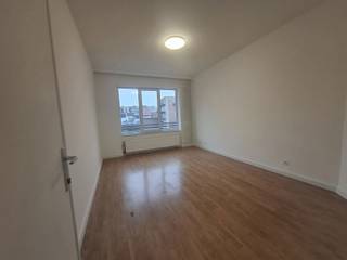 In de Simonsstraat 30 bevindt zich dit ruime en lichtrijke appartement van 107 m². Het appartement beschikt over drie volwaardige slaapkamers,...