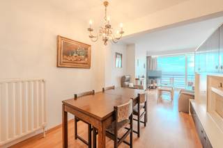 Vanuit de woonkamer en het terras geniet u van een magnifiek zeezicht en zicht op het nieuwe casino. Naast een inkomhal met vestiairekast en...