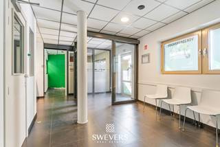 Voor meer info en foto’s, surf naar www.swevers.be – In het centrum van Beringen bevindt zich deze instapklare kantoorruimte van 161 m², ideaal voor ondernemers, zelfstandigen en vrije beroepen. Dankzij de praktische indeling en verzorgde afwerking kan u hier zonder ingrijpende werken meteen van start gaan. U komt binnen via een inkomhal met aparte receptieruimte, ideaal om klanten professioneel te ontvangen. De ruime centrale kantoorruimte biedt plaats aan meerdere werkplekken en laat zich flexibel indelen volgens de noden van uw onderneming. Verder zijn er nog twee afzonderlijke kantoren, geschikt als directiekantoor, consultatieruimte of rustige werkplek. Het pand beschikt bovendien over een aparte keuken, een toilet en een praktische berging voor archief of opslag. Dankzij de combinatie van open en afgesloten werkruimtes is deze kantoorruimte geschikt voor uiteenlopende professionele activiteiten zoals adviesverlening, administratieve dienstverlening of vrije beroepen. De centrale ligging in Beringen zorgt voor een vlotte bereikbaarheid, visibiliteit en een professionele uitstraling. Een uitstekende opportuniteit voor wie op zoek is naar een verzorgde en onmiddellijk bruikbare kantoorruimte. Voor meer informatie, bel 011 255 155. Bron bewoonbare oppervlakte: EPC – verslag.