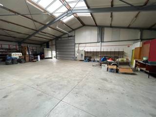 Entrepôt avec deux grandes portes et cour arrière.  Zone de stockage, bureau, sanitaires.  Surface de 490 m². Libre à partir d'aujourd'hui. ...