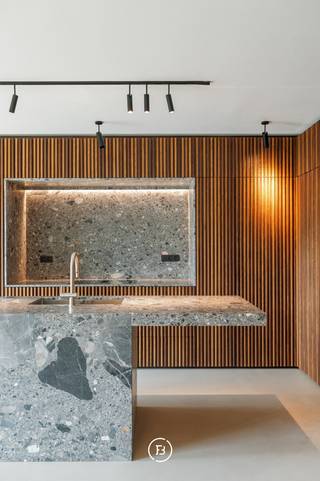 Uitzonderlijk 2-slaapkamer appartement, gelegen op de vierde verdieping van de recente residentie Chien Vert, op de prestigieuze Tervurenlaan in Sint-Pieters-Woluwe.<br /><br />Het appartement verwelkomt u met een elegante inkomhal die toegang geeft tot een ruime, lichtrijke living met een prachtig uitzicht op het park. De volledig uitgeruste open keuken is voorzien van hoogwaardige toestellen (toestellen Miele) en sluit naadloos aan bij de eet- en leefruimte. Een aparte bureauhoek maakt thuiswerken comfortabel. Verder beschikt het appartement over een praktische berging/wasplaats en een gastentoilet.<br /><br />De nachthal leidt naar twee slaapkamers, elk met een eigen badkamer. De master bedroom is uitgerust met een grote kastenwand en een ensuite badkamer met een grote inloopdouche, dubbele lavabo en toilet. De tweede slaapkamer heeft evenzeer een ensuite douchekamer.<br /><br />De afwerking is van uitzonderlijk niveau met natuursteen en op maat gemaakt schrijnwerk, wat zorgt voor een luxueuze en tijdloze uitstraling.<br /><br />Dankzij de ligging geniet u niet alleen van een prachtig uitzicht op het Woluwepark, maar ook van de nabijheid van winkels, restaurants en sportclubs.<br /><br />Een uniek appartement voor wie op zoek is naar comfort, luxe en een toplocatie.<br /><br />Mogelijkheid tot aankoop van 1 of 2 staanplaatsen in de residentie (45.000 €/plaats).