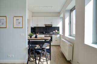 Op een centrale en goed bereikbare ligging in de Kerkstraat te Borgerhout bevindt zich dit volledig gerenoveerde appartement op de derde verdieping. De buurt biedt een uitstekende combinatie van stedelijk wonen en bereikbaarheid, met winkels, openbaar vervoer, scholen en verschillende horecazaken in de onmiddellijke omgeving. Ook het centrum van Antwerpen is vlot bereikbaar.<br /><br />We betreden het appartement rechtstreeks via de aangename inkomhal met gastentoilet, die als centrale ruimte toegang geeft tot de overige vertrekken. verder hebben we de leefruimte met open keuken, die werd uitgerust met alle nodige toestellen, waaronder een vaatwasmachine, koelkast, kookplaat, dampkap en voldoende opbergkasten.<br /><br />De badkamer werd eveneens vernieuwd en beschikt over een moderne inloopdouche en badkamermeubel.<br /><br />Verder beschikt het appartement over een ruime, volwaardige slaapkamer.<br /><br />Het appartement bevindt zich op de derde verdieping van een kleinschalig gebouw zonder lift, waardoor de gemeenschappelijke kosten bijzonder laag blijven. Alle nutsvoorzieningen zijn individueel.<br /><br />Ook energetisch scoort het appartement uitstekend met een gunstig EPC-label B. Zowel de gevels als het dak werden volledig geïsoleerd volgens de huidige normen. De verwarming gebeurt via een individuele condensatieketel. Alle ramen hebben dubbele beglazing en PVC raamprofielen. De elektrische installatie is conform het AREI<br /><br />Een instapklaar en energiezuinig appartement op een centrale ligging, ideaal voor eigen bewoning of als investering.