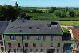 <p><span>Ruim en lichtrijk appartement met groot terras, ondergrondse autostaanplaats en <br />kelderberging met uitstekende ligging in Borgloon<br />*EPC A </span></p><p><span>*Elektrische keuring conform AREI</span><span><br /><br />Bent u op zoek naar een ruim, energiezuinig en instapklaar appartement op een uitstekende <br />locatie? Dit mooie appartement op de 2de verdieping bevindt zich vlakbij het centrum van <br />Borgloon en combineert comfort, unieke ruimte en een aangename lichtinval.<br /><br />Binnenkomen doen we in een leuke hal met ingebouwde vestiaire. Bij het binnenkomen springt <br />meteen de uitzonderlijk ruime leefruimte van ca. 70 m² in het oog. Dankzij de open indeling <br />geniet U hier van een aangenaam ruimtegevoel en veel natuurlijke lichtinval. De volledig uitgeruste <br />open keuken sluit perfect aan op de leefruimte en biedt alle comfort voor dagelijks gebruik.<br /><br />Het appartement beschikt over een zonnig terras van ca. 22,5 m², een aangename extra buitenruimte <br />die zorgt voor extra wooncomfort.<br /><br />Verder beschikt het appartement over twee slaapkamers. De ruime master bedroom van ca. 17 m²<br />biedt alle nodige comfort. Verder is er een tweede slaapkamer van ca. 11 m² met dressing. </span></p><p><span><br />De moderne badkamer is stijlvol afgewerkt en voorzien van een inloopdouche en dubbele lavabo.</span></p><p><span>Daarnaast beschikt het appartement over een praktische berging van ca. 7 m², een privatieve<br />kelderberging van ca. 5 m² en een ondergrondse autostaanplaats.</span><span><br /><br />Bijkomende troeven:</span></p><ul><li><span>EPC A – energiezuinig wonen </span></li><li><span>Bouwjaar 2012 </span></li><li><span>Veel natuurlijke lichtinval </span></li><li><span>Uitzonderlijk ruime en open leefruimte van ca. 70 m²</span></li><li><span>Terras van ca. 22.5 m² </span></li><li><span>Ondergrondse autostaanplaats inbegrepen </span></li><li><span>Privatieve kelderberging </span></li><li><span>Zeer gunstige ligging vlakbij het centrum van Borgloon</span></li></ul><p><span> </span></p><p><span>Een ideale combinatie van ruimte, comfort en energiezuinig wonen op een gunstige locatie.<br /><br /></span></p><p><span>Wenst U meer informatie over dit uitzonderlijk ruim appartement of een bezichtiging?<br />Contacteer ons via 012 26 22 05 of info@hetimmohuis.be. </span></p>