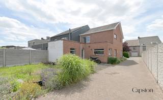 <p>Nieuw te koop via Capston: deze ruime halfopen bebouwing, gelegen aan Langevelde 9 in Zele, bevindt zich op een rustige locatie met een groen vergezicht. De woning staat op een perceel van 719 m² en beschikt over een grote tuin met een aparte garage en apart poolhouse, waardoor u in alle rust van de buitenruimte kunt genieten. Belangrijkste zaken: Binnen vindt u een ruime woonkamer met aansluitend een open keuken, drie volwaardige slaapkamers en een bijzonder ruime zolder die tal van uitbreidingsmogelijkheden biedt. De woning heeft een EPC-score van 259 kWh/(m² jaar), wat overeenkomt met energielabel C. Hierdoor geldt er geen renovatieverplichting. De P-score en G-score zijn beide A. Stedenbouwkundige inlichtingen: Wglk, Vg, Gvv, Gmo, Gvkr. De woning wordt verkocht mits inachtneming van de huurovereenkomst met de huidige huurders. Interesse of graag meer informatie? Neem contact op via jens@capston.be</p>