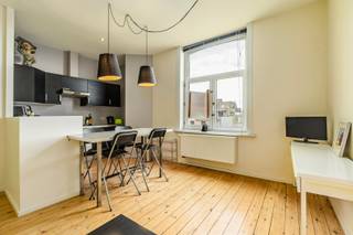 Res. Palace.<br />Gezellig appartement in de magnifieke residentie Palace. Goed gelegen net om de hoek van de Zeedijk.<br />Het appartement bestaat uit de inkom, gastentoilet, gezellige woonkamer met open keuken, 1 slaapkamer en een slaaphoek (met 3 hoogslapers), badkamer.<br />Zeer leuk appartementje dat zowel kan dienen als tweede verblijf, vaste bewoning of opbrengsteigendom.<br />Er is een gemeenschappelijke fietsenberging in de residentie waar fietshaken kunnen gehuurd worden.<br />Mocht dit leuke appartement uw interesse opwekken, aarzel dan niet om contact op te nemen!<br />Ref: A517