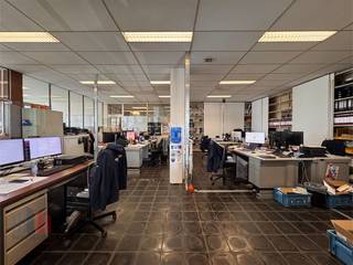 Uitstekend gelegen handelsruimte van 785 m² langs de bedrijvige Bruggesteenweg, dé belangrijkste invalsweg naar Roeselare en op amper 2 min van...