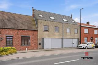 Op zoek naar een ruime gezinswoning met tal van mogelijkheden in een rustige omgeving? Deze gesloten bebouwing gelegen in de Houthulstseweg 48B te Poelkapelle biedt alles wat een gezin nodig heeft!<br /><br />Bij het betreden van de woning word je verwelkomd in een aangename leefruimte die naadloos overgaat in de open keuken. Deze open indeling zorgt voor een ruimtelijk gevoel en maakt het de ideale plek om samen te genieten met familie en vrienden.<br /><br />De woning beschikt over maar liefst vier volwaardige slaapkamers, wat ze bijzonder geschikt maakt voor grotere gezinnen, thuiswerk of hobbyruimtes.<br /><br />Daarnaast is er ook een garage aanwezig, wat zorgt voor extra comfort en praktische opbergruimte. Buiten is er een gezellige tuin met terras. <br /><br />Dankzij de vlotte bereikbaarheid en de rustige ligging vormt deze woning een ideale uitvalsbasis voor wie comfortabel wil wonen in Langemark.<br /><br />Kortom, een woning met ruimte, potentieel en een aangename leefomgeving – zeker een bezoek waard!<br /><br />📞 Interesse? Contacteer Thijs:<br />📲 051 57 54 61<br />📧 thijs@grouptrybou.be<br /> | friedel@grouptrybou.be