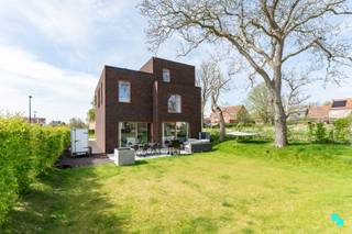 Deze uiterst recente woning (2023) met een bewoonbare oppervlakte van maar liefst 283m² beschikt o.a. over vijf slaapkamers, twee badkamers,...