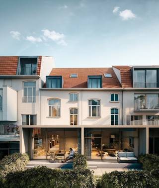 In het hart van Gent vind je Prinsenhof, een uitzonderlijke reconversie van een historische site. Deze gerenoveerde herenwoning, opgenomen in de inventaris van bouwkundig erfgoed, wordt afgewerkt met respect voor het verleden én oog voor hedendaags comfort.<br /><br />Via de inkomhal bereik je een aparte eetruimte met volledig uitgeruste open keuken, afgewerkt met hoogwaardige materialen. De plafondhoogte tot 3,5 meter creëert een indrukwekkend gevoel van ruimte. Het lichtrijke salon kijkt uit op de privatieve tuin met terras, bereikbaar via een grote glazen wand.<br /><br />De woning beschikt over vier ruime slaapkamers, verdeeld over twee verdiepingen, telkens met een volwaardige badkamer (inloopdouche of ligbad). De zolderverdieping wordt casco afgewerkt en biedt extra mogelijkheden (thuiswerk, hobby, berging).<br /><br />Gelegen rond een groene, autovrije binnentuin, combineert dit project rust, privacy en stadsleven.<br /><br />💡 Onder voorwaarden is het verlaagde btw-tarief van 6% mogelijk – een mooi financieel voordeel.<br /><br />Interieurbeelden zijn indicatief. EPB in opmaak (nieuwbouw max. E30 / renovatie max. E70).