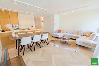 <strong><u>Bel appartement de 2 chambres élégant et prêt à emménager sur l’avenue Lippens.</u></strong><br /><br />Découvrez cet appartement entièrement rénové sur l’avenue Lippens à Knokke, à seulement quelques pas de la Digue-de-Mer. Alliant un design moderne et un confort optimal, cet appartement est prêt à vous accueillir.<br />L'entrée, avec des toilettes séparées, mène à un grand et lumineux salon-séjour. Il donne accès à une terrasse ensoleillée orientée ouest, parfaite pour les moments de détente. La cuisine ouverte, dotée d'un plan de travail en travertin, ajoute une touche d'élégance à l'ensemble.<br /><br />L'appartement comprend deux chambres, chacune avec sa propre salle de bain. La chambre principale est équipée d'une salle de bain attenante avec une grande douche à l'italienne, un lavabo et les raccordements pour une machine à laver et un sèche-linge. La deuxième chambre dispose également de sa propre salle de bain avec douche à l'italienne et lavabo. Des placards encastrés sur mesure seront installés dans les deux chambres.<br /><br />Toutes les fenêtres ont été remplacées. Un local à vélos commun. Le mobilier peut également être acheté en option.<br /> 