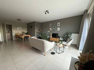 <p>BEZOEKMOMENT OP 10/12 VAN 17U TOT 18.30U - INSCHRIJVING VERPLICHT</p>
<p>Zeer jong (ingebruikname 2008), licht én zeer energiezuinig appartement (EPC: 90kWh/m²) van ca. 79m² met 2 ruime slaapkamers. Gelegen op de tweede verdieping van een zeer verzorgd en hedendaags gebouw in het midden van Oostmalle.</p>
<p></p>
<p>INDELING: Gemeenschappelijke inkomhal met trap of lift - Inkomhal met toegang tot alle vertrekken - Achteraan zeer lichte leefruimte voorzien van open keuken welke werd voorzien van de nodige toestellen (vaatwasser, koelkast met vriesvak, voldoende opbergmogelijkheden enz. - Van hieruit toegang tot het ruime en zonnig georiënteerde terras - Verder zijn er 2 volwaardige slaapkamers met de nodige voorzieningen - Hedendaagse badkamer met dubbele lavabo en douche in bad - Verder is er nog een apart toilet en een berging met voorzieningen WM+DK en overige technieken. Handige gemeenschappelijke fietsenruimte eveneens aanwezig. Autostaanplaatsen apart te huur in het gebouw.</p>
<p></p>
<p>BIJZONDERHEDEN: Centrale locatie - Energiezuinig EPC: 90kWh/m² UC:2356407 – Beschikbaar vanaf 1 februari 2026 - Huurcontract type 1 jarig stilzwijgend verlengbaar - 3 maanden huurwaarborg via Korfine product – Huurprijs 875 euro inclusief gemeenschappelijke kosten.</p>