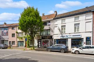Dit veelzijdige pand is gelegen aan de Frans van Ryhovelaan in Gent, een vlot bereikbare locatie met een uitstekende verbinding naar het stadscentrum, de R40 en de belangrijkste invalswegen.<br />Dankzij de centrale ligging bevinden winkels, scholen, openbaar vervoer en diverse horecazaken zich op wandel- en fietsafstand. De combinatie van wonen en ondernemen op één locatie maakt dit pand bijzonder interessant voor zelfstandigen, vrije beroepen of investeerders.<br /><br />De indeling gaat als volgt:<br />Bij het betreden van het pand komt u terecht in de ruime handelsruimte op het gelijkvloers, die tal van mogelijkheden biedt voor commerciële activiteiten, een praktijkruimte of kantoor. Dankzij de zichtbare ligging geniet deze ruimte van een uitstekende bereikbaarheid en commerciële uitstraling.<br />De woongelegenheid beschikt over een aangename leefruimte met voldoende lichtinval en een praktische indeling. Verder is er een functionele keuken die aansluit op de verschillende leefruimtes.<br />Op de verdiepingen bevinden zich twee volwaardige slaapkamers en een badkamer, waardoor het pand alle nodige comfort biedt voor een gezin, koppel of combinatie van wonen en werken.<br />Een extra troef is de garage achteraan het perceel, die zorgt voor een veilige parkeerplaats of bijkomende opslagruimte. Dit is een bijzonder waardevolle meerwaarde binnen de stedelijke omgeving van Gent.<br />Dit pand biedt een unieke opportuniteit voor wie op zoek is naar een combinatie van wonen en ondernemen op een strategische locatie.<br /><br /><strong>Absolute pluspunten</strong><br />+ Wonen en handel gecombineerd<br />+ Strategische locatie<br />+ Vlotte bereikbaarheid<br />+ Garage<br /><br />Voor meer informatie of een bezoekmoment: contacteer Abdil op: abdil@oko.immo of 0484 14 96 86