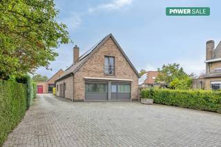 Discover the numerous possibilities of this detached house (built in 1988) on a 1252 m² plot in Zomergem. This property, licensed as a commercial home, ideally combines living and working thanks to its separate garage and spacious warehouse.On the ground floor, you will find a spacious living space, a kitchen, a practical laundry room and a veranda that overlooks the garden. The extra practice space offers a perfect opportunity for a liberal profession or home office. A first bathroom and dressing room complete this floor.The first floor has four full bedrooms and a second bathroom, making this an ideal family home.Additional advantages are the 44 solar panels and the large rainwater well, which significantly save your energy bill.The property is free by deed. A survey plan is available via the notary.