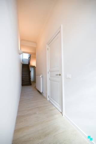 Prachtig en compleet gerenoveerde karakterwoning met o.a. <strong>drie slaapkamers </strong>en een zonnige, onderhoudsvriendelijke tuin in hartje Izegem. De woning werd duurzaam gerenoveerd met oog voor detail waarbij de karakteristieke elementen van de woning werden behouden. De woning is eveneens volledig professioneel geschilderd en kan aldus onmiddellijk betrokken worden. De eigenlijke kelder is te bereiken via de inkomhal en biedt voldoende stockagemogelijkheden. Uitnodigende inkomhal, lichtrijke leefruimte bestaande uit een woon- en eetkamer, apart toilet en de volledig geïnstalleerde keuken met zicht op de tuin. Nachthal, apart toilet, wasplaats, geïnstalleerde badkamer met ruime inloopdouche, ligbad en dubbele wastafel, alsook de riante masterbedroom. De tweede verdieping werd ingericht met een ruime hal, twee comfortabele slaapkamers en praktische toegang tot de zolder via een zolderluik. Via het zolderluik met trap wordt de ruime zolder bereikt waar nog volledig rechtop kan gestaan worden - ideaal als extra bergruimte of met potentieel voor verdere inrichting. Hoewel de woning in het centrum gelegen is geniet deze van een grote tuin en een zeer aangenaam (zonne)terras. CV op aardgas (HR ketel) | Elektriciteit conform | Asbestveilig | EPC label B | HR beglazing PVC. Laurence (BIV 541 501) organiseert voor deze woning de bezoeken, mits het maken van een afspraak.