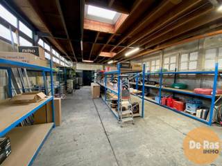 Unieke opportuniteit: Loods van 190 m² met ruime achterliggende tuin in het centrum van Erembodegem (Aalst).,<br /><br />Deze loods situeert zich vlakbij de Brusselsesteenweg (verbinding Aalst - Asse). Van hieruit bereikt U vlot alle omliggende randgemeentes.<br />Door de aanwezigheid van een automatische poort en aluminium toegangsdeur is het pand vlot toegankelijk en kan er binnen worden geparkeerd. De ruimte bedraagt 190m².<br />Voorzien van toilet, wateraansluiting en conforme elektriciteit — ideaal voor opslag, atelier, dubbele garage of andere invulling.<br />Tevens is er achterliggend nog een mooi perceel tuingrond inbegrepen van 5a 27ca. Ideaal om buitenwerk te verrichten.<br /><br />Interesse in deze veelzijdige ruimte? Neem gerust contact op voor meer info of een bezichtiging.