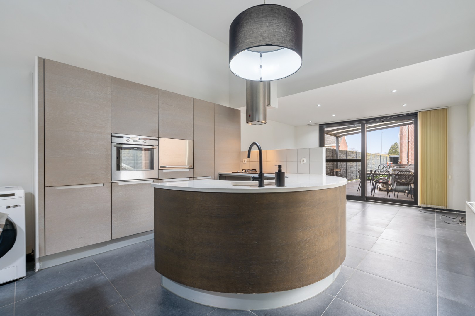 Instapklare halfopen bebouwing met 3 slaapkamers en ruime garage/werkplaats op centrale ligging - foto 2