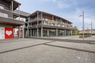 Dit ruime handelspand van ca. 300 m² is gelegen in een goed bereikbaar en commercieel aantrekkelijk shoppingcenter in Maaseik, omringd door...