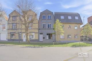 Achter deze gevel schuilt een verrassend ruime en volledig gerenoveerde woning waar comfort, charme en ligging perfect samenkomen.De lichtrijke...