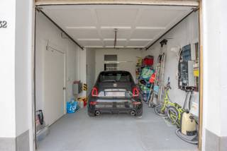 <span>Vlakbij het Falconplein vinden we deze unieke woning met volgende indeling: Ruime inkomhal met toegang tot de garage, langs hier betreden we ook de bureauruimte met airco waar tevens douche, toilet en lavabo zijn. Via het elektrische luik hebben we toegang tot de gerenoveerde (wijn)kelder. Langs de sierlijke draaitrap komen we op de ruime eerste verdieping volledig voorzien van massieve parketvloer, hier bevindt zich de woonkamer en moderne keuken (met terrasje) voorzien van hedendaags comfort. </span><br /><span>De 2e verdieping wordt volledig ingenomen door één ruime slaapkamer met ingemaakte kasten en ensuite douche, toilet en wasmeubel.</span><br /><span>Bijzonderheden: Elektriciteit conform - Inpandige garage - Centrale ligging - Asbestveilig!</span><br /><span>Woont u ook graag in hartje Antwerpen in dit historische pand voorzien van alle luxe? Contacteer ons dan voor een bezoek ter plaatse op</span><br /><span>03 568 03 03 of via info@vastgoed03.be</span>