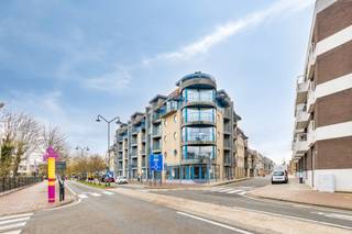 Ontdek dit lichtrijke appartement op de 2e verdieping van de moderne Residentie Pier Kloeffe. Het appartement beschikt over een ruime inkomhal en twee comfortabele slaapkamers.<br /><br />De grote woonkamer met open keuken vormt het hart van de woning, met aansluitend een hoekterras dat dankzij zijn ligging volop zon en privacy biedt. <br /><br />Verder is er een apart toilet en een praktische berging met aansluitingen voor wasmachine en droogkast.<br /><br />TROEVEN:
<ul>
<li>Energiezuinig EPC B </li>
<li>Centrale ligging</li>
<li>Gratis parkeermogelijkheid (Koningsplein)</li>
</ul>