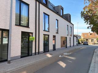 <p><span>Modern en instapklaar gelijkvloers appartement met terras, tuin en ondergrondse staanplaats in Grembergen</span></p><p><span>Dit moderne nieuwbouwappartement is rustig gelegen in het centrum van Grembergen en vormt dankzij de centrale ligging een uitstekende uitvalsbasis naar Dendermonde, Zele, Hamme en de omliggende gemeenten. Ook het openbaar vervoer bevindt zich vlakbij. Winkels, scholen en andere dagelijkse voorzieningen zijn vlot bereikbaar, waardoor dit appartement een ideale combinatie biedt van comfortabel wonen en een praktische ligging.</span></p><p><span>Het appartement is volledig geschilderd en instapklaar. Als gelijkvloers appartement geniet u bovendien van het aangename voordeel van een privatief terras met aansluitend een tuintje.</span></p><p><span>Bij het binnenkomen is er een inkomhal met afzonderlijk toilet. Verder beschikt het appartement over twee slaapkamers van respectievelijk 11 m² en 6 m². De badkamer is uitgerust met een ligbad met douchevoorziening met praktisch douchescherm.</span></p><p><span>Tevens is er een afzonderlijke berging voorzien met aansluiting voor de wasmachine en plaats voor de technische installatie met warmtepomp.</span></p><p><span>De lichtrijke leefruimte sluit mooi aan bij de volledig ingerichte open keuken. Deze is voorzien van een dampkap, fornuis, koelkast, oven en vaatwasser. Vanuit de living is er rechtstreeks toegang tot het terras en het aangename tuintje. Hier zijn bovendien verlichting, een buitenkraantje en een stopcontact voorzien, wat zorgt voor extra praktisch comfort.</span></p><p><span>In de ondergrondse kelderverdieping beschikt het appartement over een privatieve autostaanplaats en een privatieve berging.</span></p><p><span>Een modern, energiezuinig en instapklaar appartement met een aangename buitenruimte, praktische indeling en een uitstekende bereikbaarheid. Ideaal voor wie comfortabel en centraal wil wonen in Grembergen.</span></p><p><span> </span></p><p><span>Troeven : </span></p><p><span>- instapklaar</span></p><p><span>- BEN appartement</span></p><p><span>- autostaanplaats</span></p><p><span>- tuintje met terras</span></p><p><span> </span></p><p><span>Verdere info of een bezoek ter plaatse contacteer Immo Twins 052/55.55.55 of info@mmotwins.be</span></p>