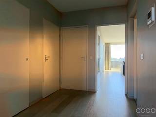 <p>Dit goed onderhouden appartement bevindt zich op een centrale locatie in Schoten op wandelafstand van winkels, scholen en openbaar vervoer, alsook het park VORDENSTEIN is vlakbij.</p>
<p>Het appartement bevindt zicht op de vierde verdieping en is bereikbaar met een lift.</p>
<p>Indeling als volgt:<br />Inkomhal met bergkast en apart toilet, vooraan leefruimte met schuifraam en open uitzicht, vernieuwde keuken ingericht met kasten en toestellen (ATAG en NOVY). Vanuit de inkomhal toegang tot de 2 slaapkamers (14m²/11m²) en een badkamer met combinatie ligbad/douche met douchewand, lavabo met spiegelkast en aansluiting voor wasmachine.</p>
<p>Het appartement heeft vooraan een klein balkon rechtstreeks aan de woonkamer.<br />In de kelderverdieping is er een privé kelderberging (2m²) alsook een gemeenschappelijke fietsenberging.</p>
<p>Het appartement is zeer goed onderhouden en instapklaar.</p>
<p>Er hoort GEEN garage of parkeerplaats bij dit appartement.</p>
<p>Huurprijs: 800 euro/maand<br />Forfaitaire bijdrage in de gemeenschappelijke kosten: 225 euro/maand (inclusief verwarming/warm water, waterverbruik, onderhoud en keuring liften, gemeenschappelijk verbruik elektriciteit, onderhoud gemene delen, huisvuil, etc...)</p>
<p>Beschikbaar: 01 november 2026</p>