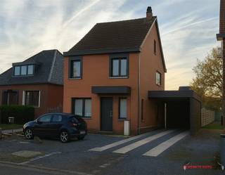 <p><span>PROPRIÉTÉ RÉSIDENTIELLE À LEOPOLDSBURG AVEC UN EXCELLENT POTENTIEL</span></p><p><span> </span></p><p><span>Cette charmante maison à Leopoldsburg offre une excellente opportunité pour les acheteurs qui recherchent une propriété de caractère dans un quartier résidentiel bien établi. La propriété dispose de trois chambres confortables et d'une salle de bains pratique, ce qui la rend idéale pour les familles ou les personnes à la recherche d'espace supplémentaire.</span></p><p><span> </span></p><p><span>La maison présente une façade en briques caractéristique de la région et témoigne d'une solide qualité de construction. La façade en briques rouges, la toiture noire et les lucarnes confèrent à la propriété un aspect attrayant. La façade avant comporte de nombreuses ouvertures de fenêtres qui apportent de la lumière naturelle.</span></p><p><span> </span></p><p><span>La propriété dispose d'un jardin arrière qui s'étend sur une belle superficie. Cet espace extérieur offre de nombreuses possibilités de détente et de loisirs. Le jardin est entièrement clôturé et entouré de solides barrières en bois, ce qui garantit l'intimité et la sécurité. C'est un endroit idéal pour les familles avec enfants ou pour ceux qui aiment le plein air.</span></p><p><span> </span></p><p><span>Son emplacement à Leopoldsburg est un grand avantage. Le quartier est bien développé et jouit d'une atmosphère calme et résidentielle avec des quartiers conviviaux. La propriété se trouve à distance de marche des commodités et bénéficie d'un accès facile aux transports publics.</span></p><p><span> </span></p><p><span>Cette propriété constitue une base solide pour ceux qui recherchent une maison authentique dans le Limbourg, avec de l'espace pour les activités familiales et les adaptations personnelles souhaitées.</span></p>