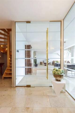 <p><span>In het hart van Tienen, met een vlotte verbinding naar de E40, zijn wij verheugd dit prestigieuze duplexappartement te koop aan te bieden, gelegen op de bovenste verdiepingen (4de en 5de) van de stijlvolle residentie </span><span>Menegaard</span><span>. Dit uitzonderlijk appartement combineert ruimte, licht en comfort met een hoogwaardig afwerkingsniveau en een zonnig ZW-georiënteerd terras. Met een bewoonbare oppervlakte van maar liefst 190 m² geniet u hier van een bijzonder aangename woonbeleving. Het appartement omvat een elegante inkomhal met natuurstenen vloer, vestiaire en gastentoilet, een ruime berging/wasplaats, een volledig ingerichte woonkeuken met ontbijtruimte en een indrukwekkende L-vormige leefruimte met parket, ingebouwde gashaard en sfeervol boograam. Het ruime terras met bankirai vloer, automatische zonwering en rolhordeur vormt een echte meerwaarde. Op de bovenverdieping bevinden zich een nachthal met ingemaakte kasten en bureaumogelijkheid, drie volwaardige slaapkamers, waarvan één met ensuite badkamer, en een tweede volledig uitgeruste badkamer. Verder beschikt het appartement over een ruime privatieve kelder (±16 m²) en een vlot toegankelijke autostaanplaats, inbegrepen in de prijs. Aluminium ramen met dubbele beglazing, veluxramen met rolluiken en individuele verwarming op aardgas zorgen voor hedendaags comfort. De centrale ligging, royale oppervlakte en verfijnde afwerking maken dit appartement tot een absolute buitenkans.<br />Uw bezoek meer dan waard voor snelle beslissers.</span></p>