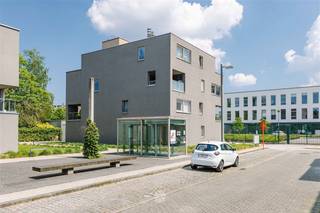 <p><span>GHENT - Looking for an</span><span> Instap-ready rooftop apartment with spacious, sunny terrace at Ghent's Sint-Pieters station for sale? </span></p><p><span>Then this property is for you.</span></p><p><span> </span></p><p><span>The most important assets in a nutshell: <br /><br /></span></p><ul><li><span>Located at a top location </span><span>near Ghent-Sint-Pieters Station</span></li><li><span>Easily accessible, yet in a green inner area</span></li><li><span>Penthouse apartment </span></li><li><span>Ideal for own occupation as well as investment or for studying children</span></li><li><span>Energy efficient</span><span> </span></li><li><span>Close to stores, schools and public transport</span></li><li><span>Spacious terrace with good orientation (South-East)</span></li><li><span>Ready to move in and well maintained</span></li><li><span>Low common costs</span></li><li><span>Abundance of natural light</span></li></ul><p><span> </span></p><p><span>This is what the layout looks like:</span></p><p><span>Entrance hall, separate toilet, storage room,</span><span> living area, dining area, open kitchen with large sliding window, terrace, bedroom and bathroom with bathtub.</span></p><p><span> </span></p><p><span>Important:</span></p><p><span>Guide price apartment: 325,000 EUR</span></p><p><span>EPC: 169 kWh/(m² year)</span></p><p><span> </span></p><p><span>Contact Axel Lenaerts estate agents for further info or a site visit: 09 245 24 24 or <span>hannelore@axellenaerts.be</span></span></p><p><span> </span></p><p><span> </span></p>