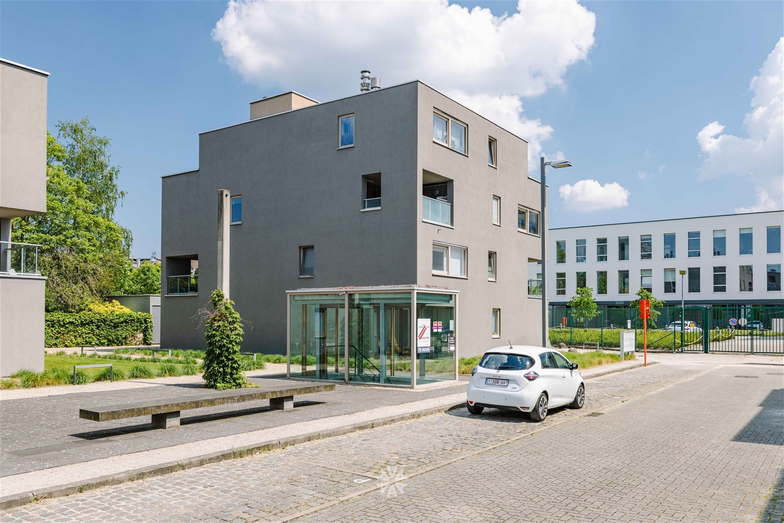 Turnkey rooftop apartment with spacious, sunny terrace at Ghent's Sint-Pieters station - photo 1